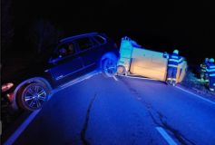 Kolize auta s přívěsem uzavřela silnici u Hlinska, nehoda se zraněním uzavřela tunel Hřebeč, neprojedete ani kvůli srážce v Opatově