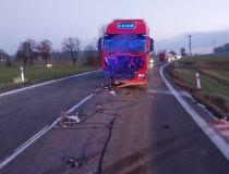 Kolize auta s přívěsem uzavřela silnici u Hlinska, nehoda se zraněním uzavřela tunel Hřebeč, neprojedete ani kvůli srážce v Opatově