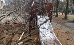 Na dětské hřiště spadla masivní větev ze stromu, poškodila plot