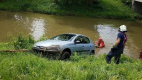 Obrazem: V Sezenicích muž zaparkoval auto, když se vrátil, nestačil se divit, v jakém stavu ho našel