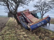 Pondělní nehody: Auto srazilo ženu, další to napálilo do stromu a třetí se o strom opřelo, skončilo v příkopu