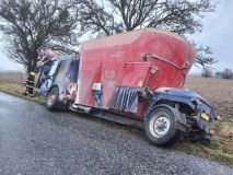 Pondělní nehody: Auto srazilo ženu, další to napálilo do stromu a třetí se o strom opřelo, skončilo v příkopu