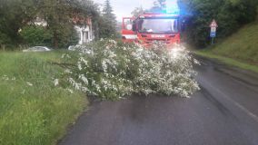 OBRAZEM: Ze silnic na Pardubicku se staly řeky, padaly stromy