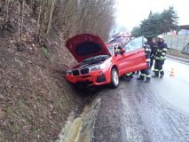 Auta skončila v příkopu u Pastvin a ve Svitavách, další u Libchav narazilo do svodidel