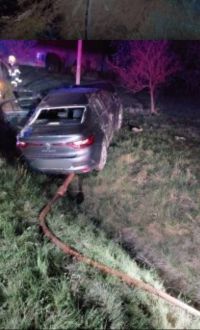 Auto při nehodě povalilo sloup elektrického vedení, posádka vozu skončila v nemocnici