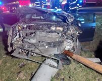 Auto při nehodě povalilo sloup elektrického vedení, posádka vozu skončila v nemocnici