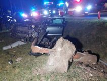 Auto při nehodě povalilo sloup elektrického vedení, posádka vozu skončila v nemocnici