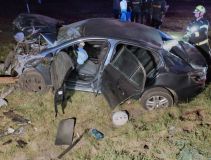 Auto při nehodě povalilo sloup elektrického vedení, posádka vozu skončila v nemocnici