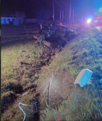 Auto při nehodě povalilo sloup elektrického vedení, posádka vozu skončila v nemocnici