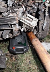 Auto při nehodě povalilo sloup elektrického vedení, posádka vozu skončila v nemocnici