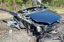 Vlak s 240 cestujícími doslova rozmetal auto, se kterým vjela řidička na železniční přejezd