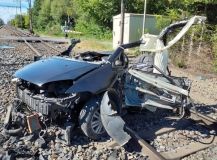Vlak s 240 cestujícími doslova rozmetal auto, se kterým vjela řidička na železniční přejezd