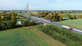 Obrazem: Stavba nejdelšího lanového závěsného mostu opět postoupila, most je o dalších 32 metrů delší