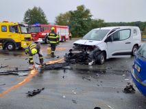 Na nadjezdu u Černé za Bory havarovala tři vozidla. Záchranáře zavolal systém e-call