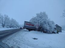 Autobus mezi stromy, kamion mimo komunikaci, auto v potoce, silnice jsou zrádné, jezděte opatrně