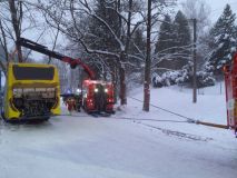 Autobus mezi stromy, kamion mimo komunikaci, auto v potoce, silnice jsou zrádné, jezděte opatrně