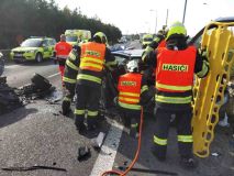 Tragická nehoda u Dražkovic. Srážku dvou osobních aut a zřejmě i kamionu nepřežila jedna osoba, další utrpěla těžká zranění