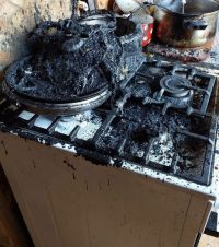 Dvě osoby utrpěly zranění při požáru sporáku