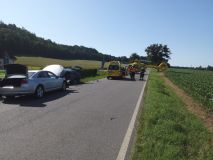 Tři střety aut a jedenkrát srážka vozu s autobusem. U dvou nehod zasahoval i vrtulník