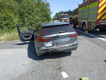 Tři střety aut a jedenkrát srážka vozu s autobusem. U dvou nehod zasahoval i vrtulník