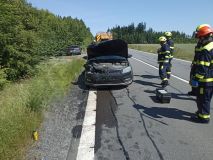 Tři střety aut a jedenkrát srážka vozu s autobusem. U dvou nehod zasahoval i vrtulník