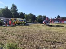 Tři střety aut a jedenkrát srážka vozu s autobusem. U dvou nehod zasahoval i vrtulník