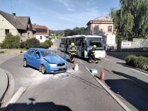 Tři střety aut a jedenkrát srážka vozu s autobusem. U dvou nehod zasahoval i vrtulník
