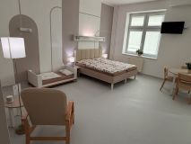 V pardubické nemocnici mají apartmán, kde mohou být po porodu pohromadě rodiče společně i se starším dítětem