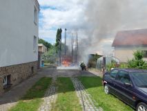 V Selmicích se vzňalo hnojiště, v Přelouči hořel přístřešek u domu