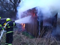 Bezdomovcům v Letohradě shořela střecha nad hlavou, požár likvidovaly čtyři jednotky hasičů