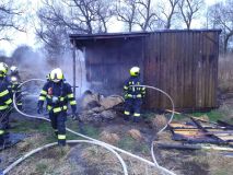 Bezdomovcům v Letohradě shořela střecha nad hlavou, požár likvidovaly čtyři jednotky hasičů