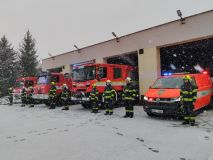 V plné výzbroji minutu v tichu postáli u vozů před zbrojnicemi. Takto hasiči uctili památku obětem útoku