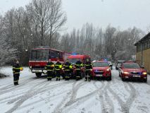 V plné výzbroji minutu v tichu postáli u vozů před zbrojnicemi. Takto hasiči uctili památku obětem útoku