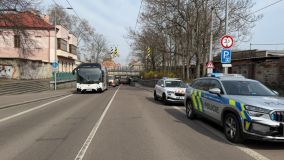 Kamioňák svými manévry zastavil dopravu u podjezdu na třídě 17. listopadu v obou směrech