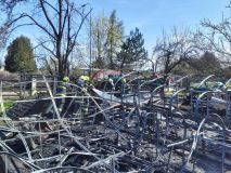 Požár skleníku se rozšířil na osobní automobil a přilehlé okolí