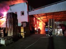 Již od noci hasiči likvidují velký požár haly s polystyrénem ve Vysokém Mýtě. Doporučuje se nevětrat, na místě probíhá monitoring ovzduší a létají drony