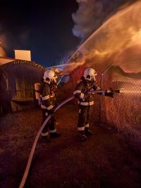 Již od noci hasiči likvidují velký požár haly s polystyrénem ve Vysokém Mýtě. Doporučuje se nevětrat, na místě probíhá monitoring ovzduší a létají drony