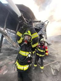 Již od noci hasiči likvidují velký požár haly s polystyrénem ve Vysokém Mýtě. Doporučuje se nevětrat, na místě probíhá monitoring ovzduší a létají drony