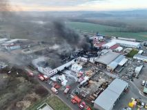 Již od noci hasiči likvidují velký požár haly s polystyrénem ve Vysokém Mýtě. Doporučuje se nevětrat, na místě probíhá monitoring ovzduší a létají drony