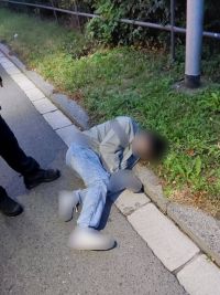 Nebezpečná poloha pro spaní: Muž ulehl s hlavou na obrubníku a nohama do silnice