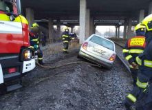 Osobní auto překáželo v kolejišti, vlak by kolem něho určitě bezpečně neprojel