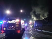 Obrazem: Ve firmě na recyklaci ve Vysokém Mýtě došlo k požáru, vzňala se hromada vážící téměř 300 tun