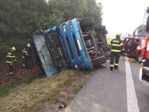 Obrazem: U Dražkovic se převrátil kamion, ze kterého se vyvalila řepka a vytékaly tekutiny