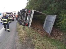 Obrazem: U Dražkovic se převrátil kamion, ze kterého se vyvalila řepka a vytékaly tekutiny
