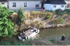 V Chocni hasiči zasahovali u kuriózní nehody. Vůz i řidič skončili v řece