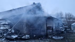 Muže probudil divný zvuk. Přístavek u jeho domu byl v plamenech. Při zásahu se zranil hasič