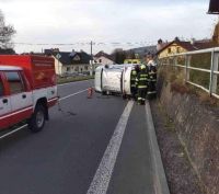 Řidič své auto přímo v obci otočil na bok