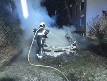 Karavan u rodinného domu i přes bleskový zásah hasičů lehl popelem