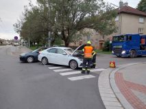 Ranní nehody: Náraz do stromu u obce Drahoš, střety aut v Pardubicích v ul. Kpt. Jaroše a Dašické, jedna osoba utrpěla zranění