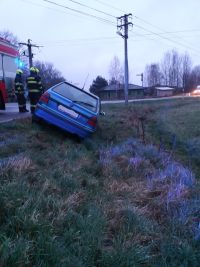 Opilá řidička smetla v Břehách dopravní značku, V Chocni narazil řidič do sloupu veřejného osvětlení a skončil na střeše a v plotě